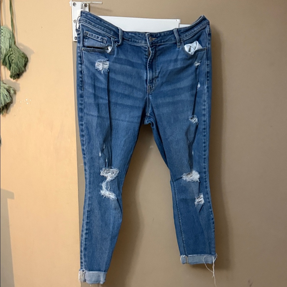 Old Navy Distressed Ankle Jeans in Blue